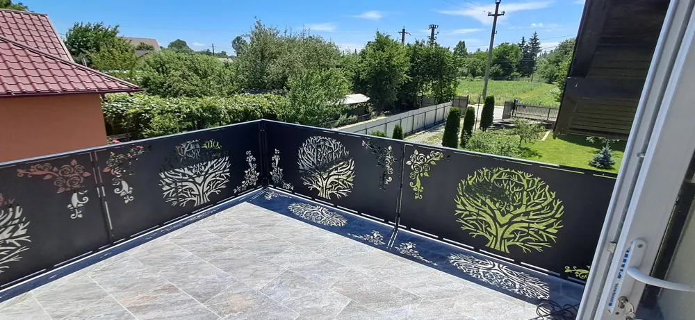 Terasă cu balustradă din panouri decupate laser cu copaci, flori și păsări