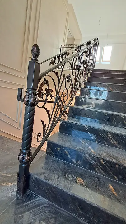 Balustradă din fier forjat pe o scară de marmură